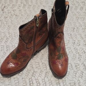 L'Artiste Western Leather Ankle Boots